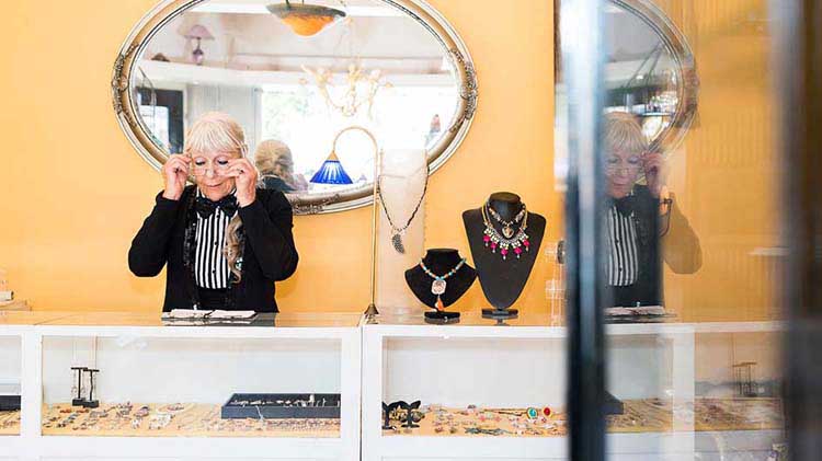 Una mujer mayor trabajando en una boutique