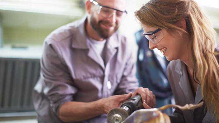 Hombre y mujer con gafas de trabajo.