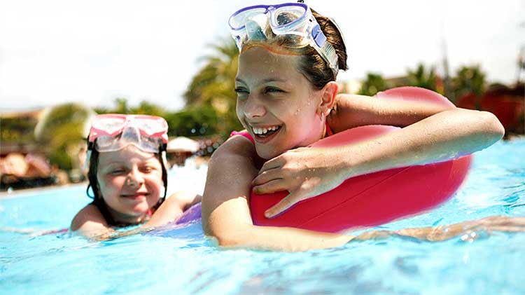 backyard-swimming-pool-safety-tips-750
