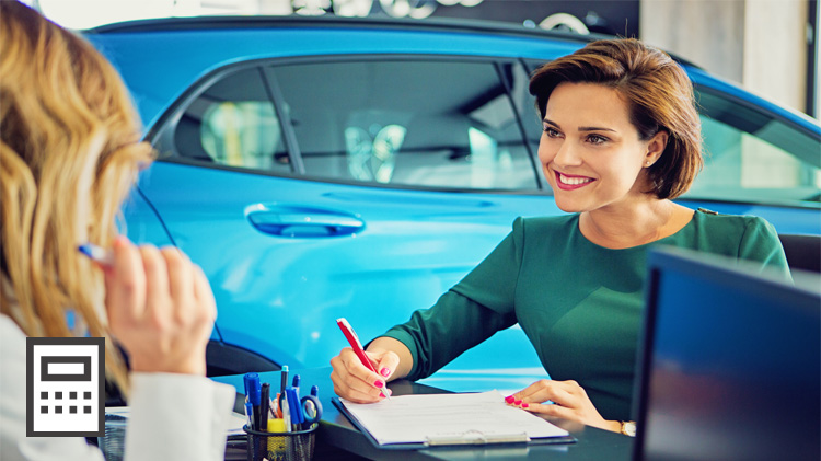 ¿Debo financiar un carro o pagar en efectivo?