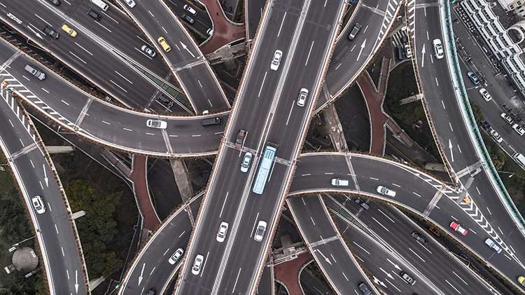 Vista aérea de autopistas y puentes