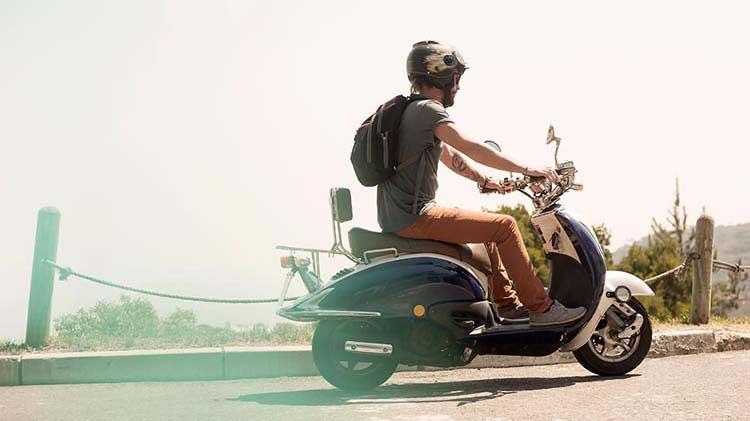 køretøj Rejse tiltale Tag telefonen Moped, Scooter, E-Bike & Motorcycle Differences | State Farm®