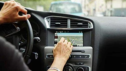 Una vista sobre el hombro del conductor hacia el tablero del carro.