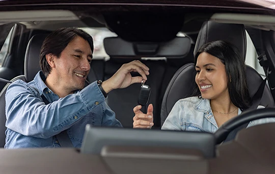 Un esposo entrega las llaves del carro a su esposa.