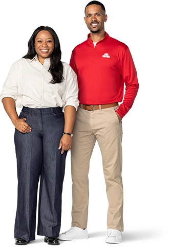 Un agente de State Farm con una camiseta polo roja está de pie junto a un cliente.